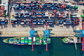 Foto: Sicht auf das Containerterminal aus der Vogelperpektive
